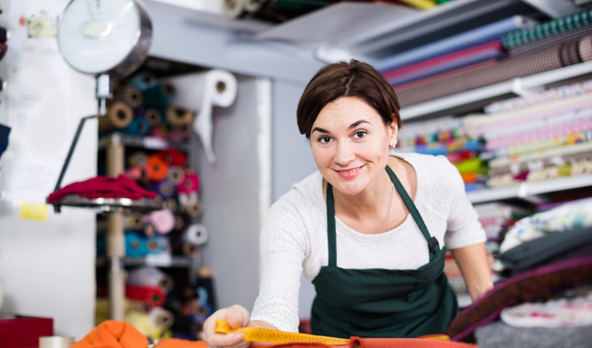 How are household chores divided in female breadwinner couples?