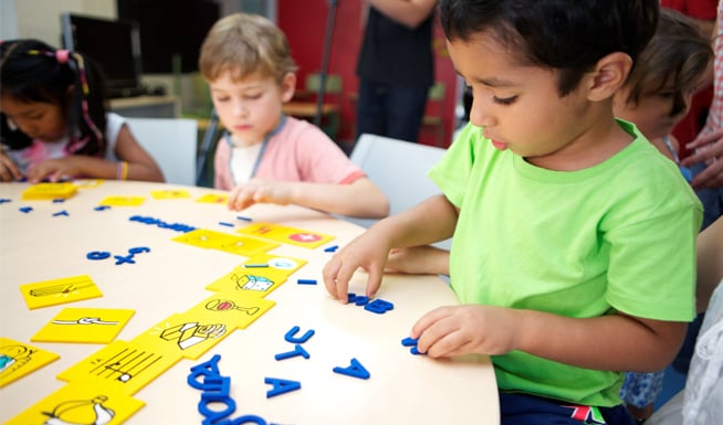 La capacitat lectora en alumnes autòctons i immigrants: l’efecte compensador de l’educació infantil