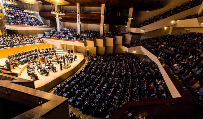 La asistencia a actividades artísticas y culturales financiadas con fondos públicos
